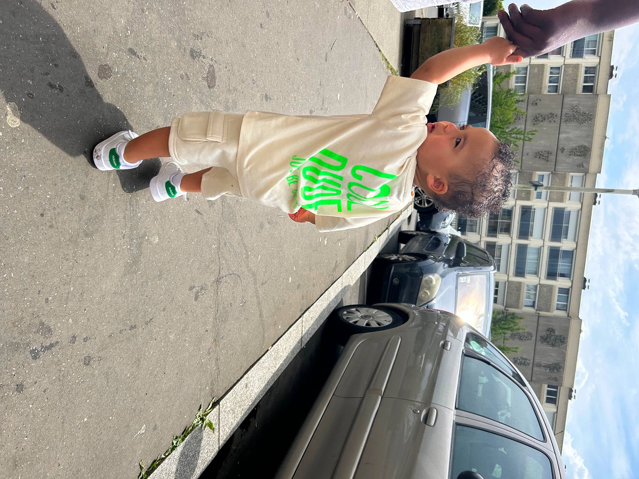 Amaël a rejoint le concours — aidez-le/la à gagner de superbes lots ! asphalt, automotive_exterior, automotive_lighting, bumper, car, cloud, hand, human_leg, line, motor_vehicle, person, recreation, rolling, shorts, sidewalk, sky, thigh, vehicle, vehicle_door, walking_shoe