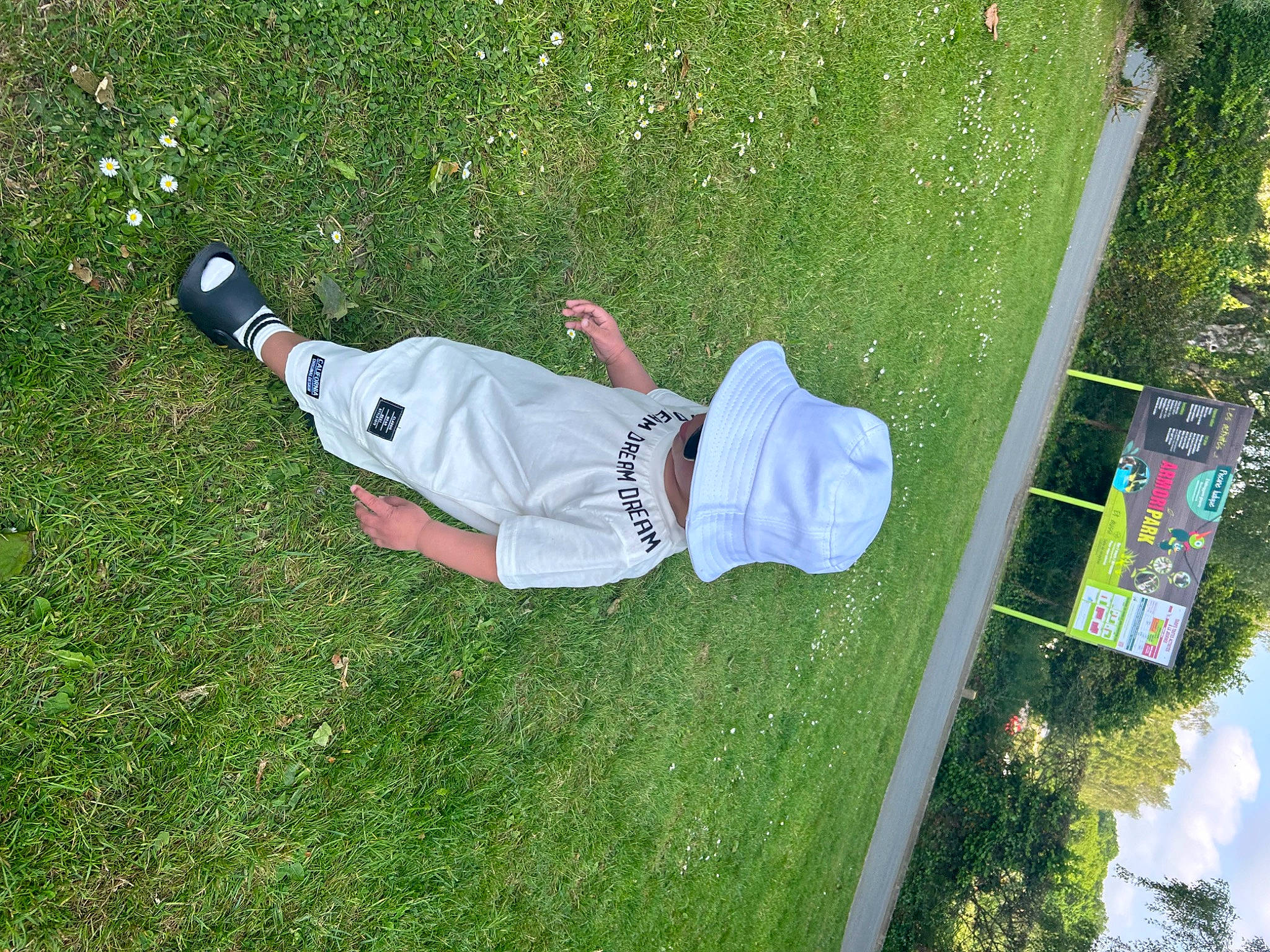 Amaël participe au concours pour gagner de l'argent avec cette photo : artificial_turf, cloud, elbow, fun, grass, grass_family, grassland, groundcover, hat, lawn, leisure, people_in_nature, person, plant, recreation, shadow, shrub, t_shirt, tree, walking_shoe