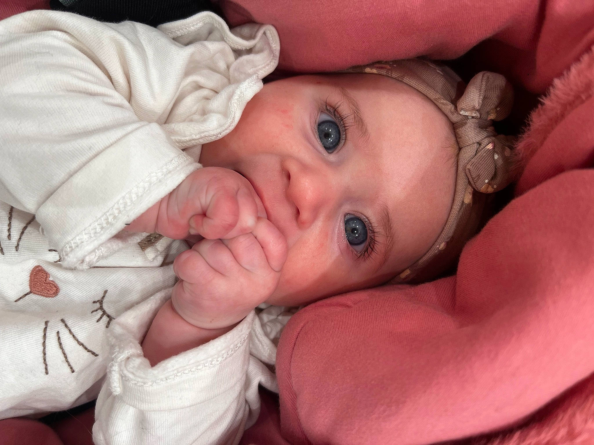 Eva a rejoint le concours — aidez-le/la à gagner de superbes lots ! arm, cheek, dress, ear, eye, eyebrow, eyelash, flash_photography, hand, headwear, human, human_body, iris, lip, mouth, muscle, neck, nose, person, plant