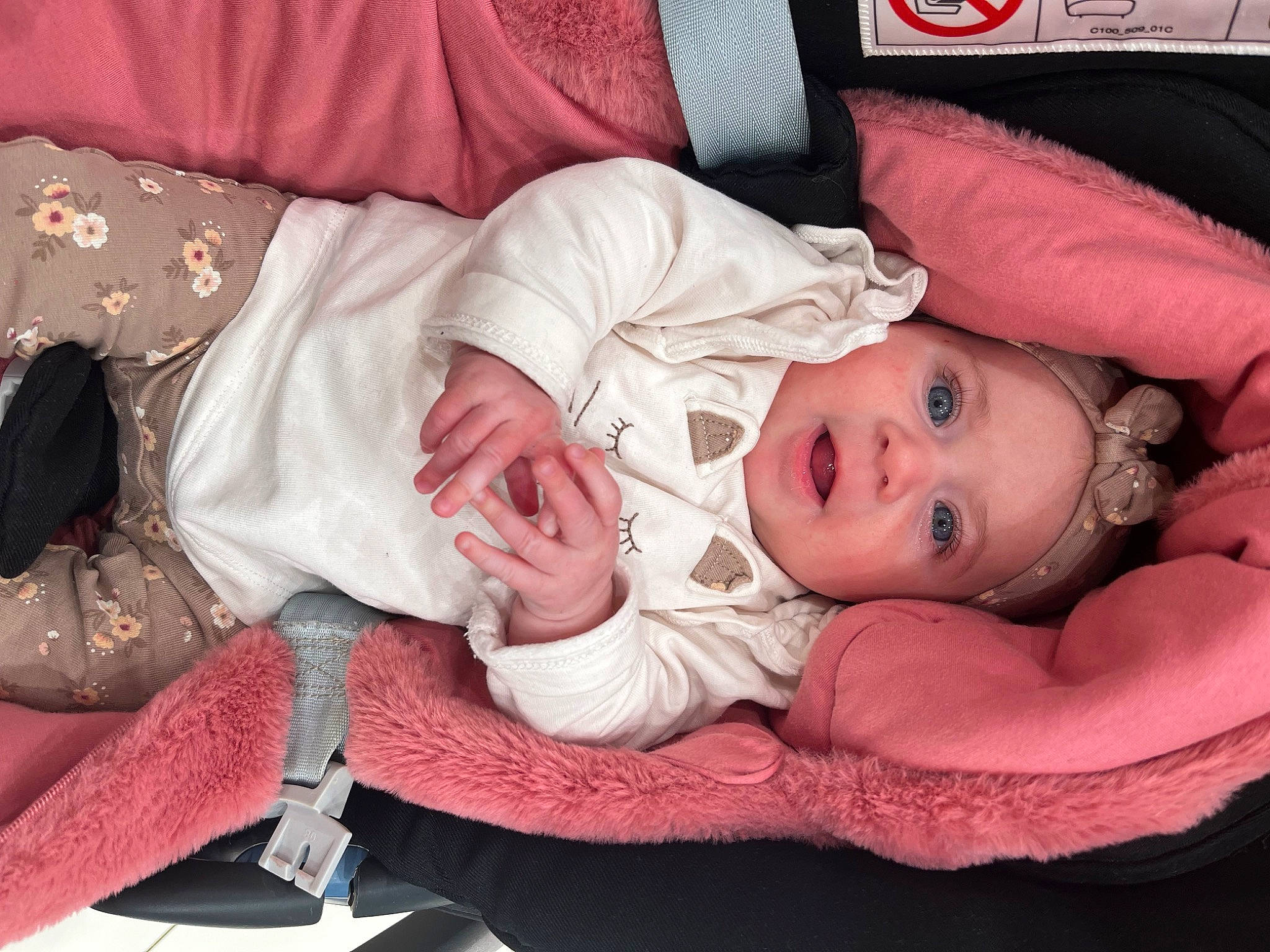 Eva a rejoint le concours — aidez-le/la à gagner de superbes lots ! baby, baby_products, baby_toddler_clothing, carmine, cheek, child, comfort, eye, hat, headwear, linens, magenta, nap, pattern, person, pink, room, sitting, skin, sleep