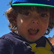 Luan a rejoint le concours — aidez-le/la à gagner de superbes lots ! child, boy, hat, cap, blue_sky, outdoor, smiling, expression, pikachu, shirt, cartoon, tree, sunlight, daylight, casual_clothing, curly_hair, face, person, nature, playful