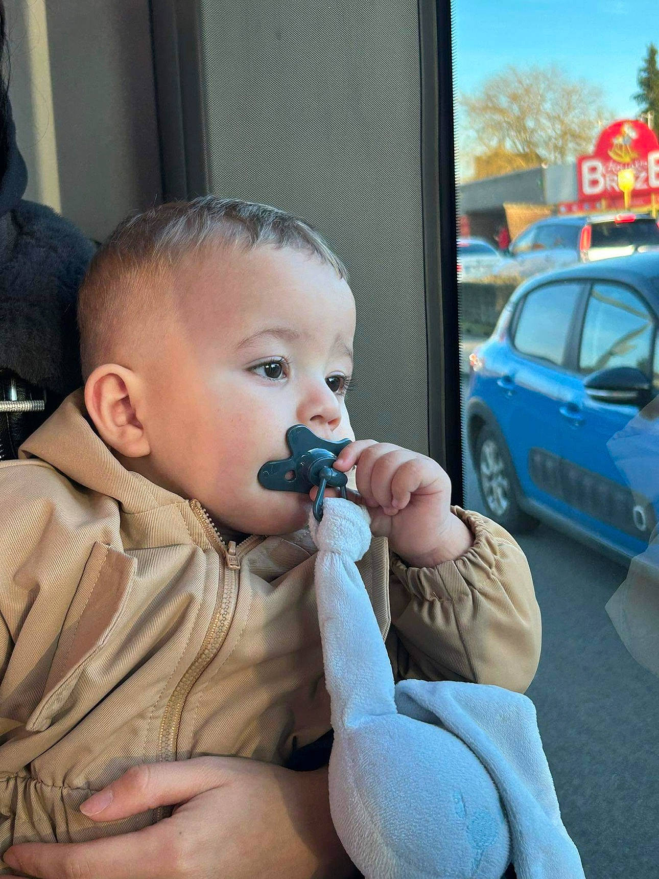 Zakaria participe au concours pour gagner de l'argent avec cette photo : automotive_exterior, baby, baby_products, car, child, family_car, flooring, fun, luxury_vehicle, motor_vehicle, nose, person, plant, sitting, tire, toddler, vacation, vehicle, vehicle_door, wheel