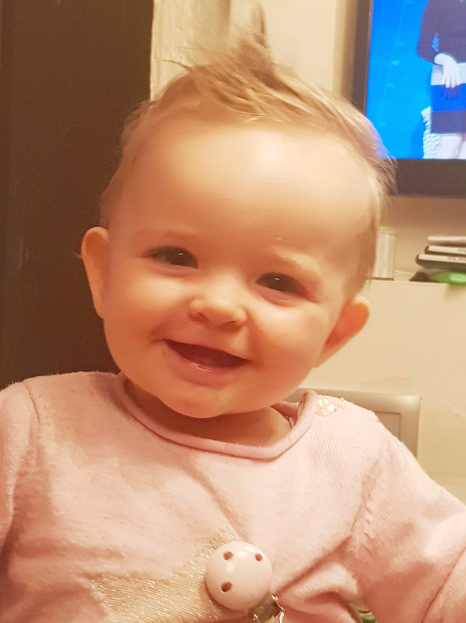 Apolline participe au concours pour gagner de l'argent avec cette photo : baby, baby_making_funny_faces, blond, cheek, child, chin, ear, eye, face, facial_expression, forehead, hair, head, iris, joy, lip, mouth, nose, person, skin