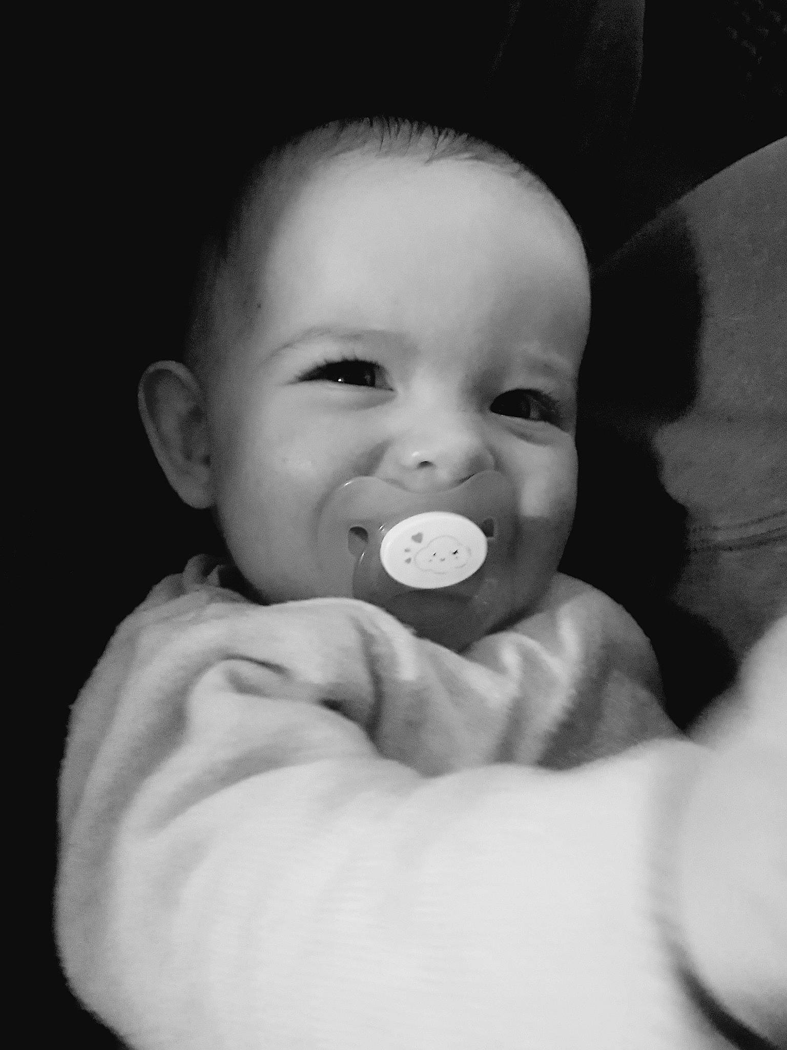 Apolline participe au concours pour gagner de l'argent avec cette photo : black, black_and_white, cheek, child, eye, face, hand, human, infant, joy, lip, monochrome, monochrome_photography, mouth, nose, person, photography, portrait, portrait_photography, smile