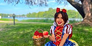 Joy a rejoint le concours — aidez-le/la à gagner de superbes lots ! child, girl, smiling, costume, snow_white, apple, basket, roses, grass, tree, outdoor, nature, lake, blue_sky, sunlight, dress, portrait, happy, playful, fairy_tale