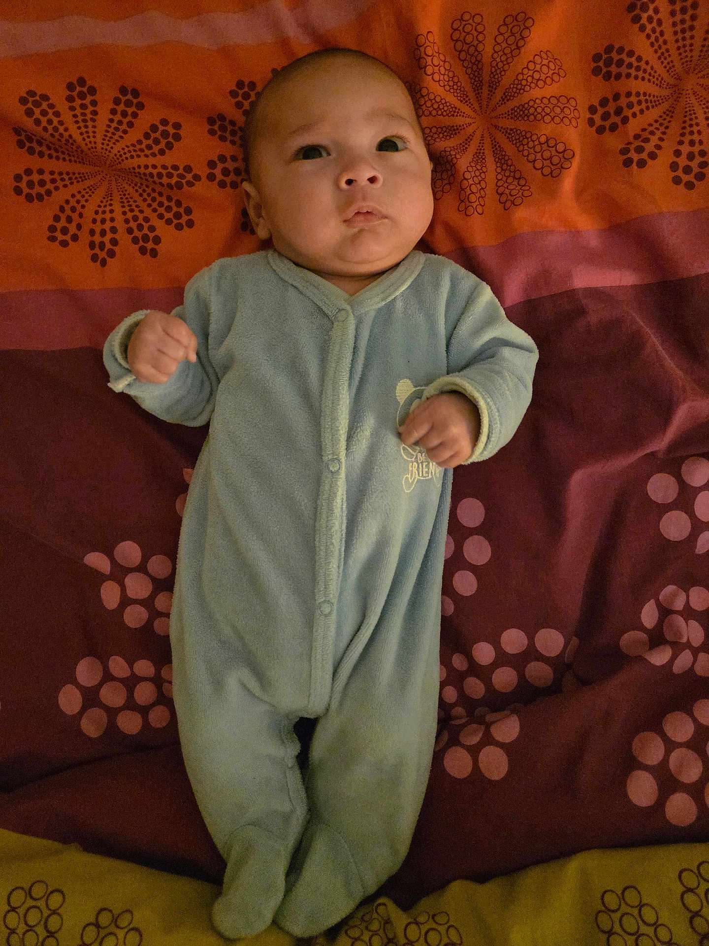 Andréa a rejoint le concours — aidez-le/la à gagner de superbes lots ! baby, infant, onesie, bedspread, pattern, lying_down, clothing, child, person, indoors, cute, small_hands, expression, face, sleepwear, footed_pajamas, soft_fabric, resting, young, cozy