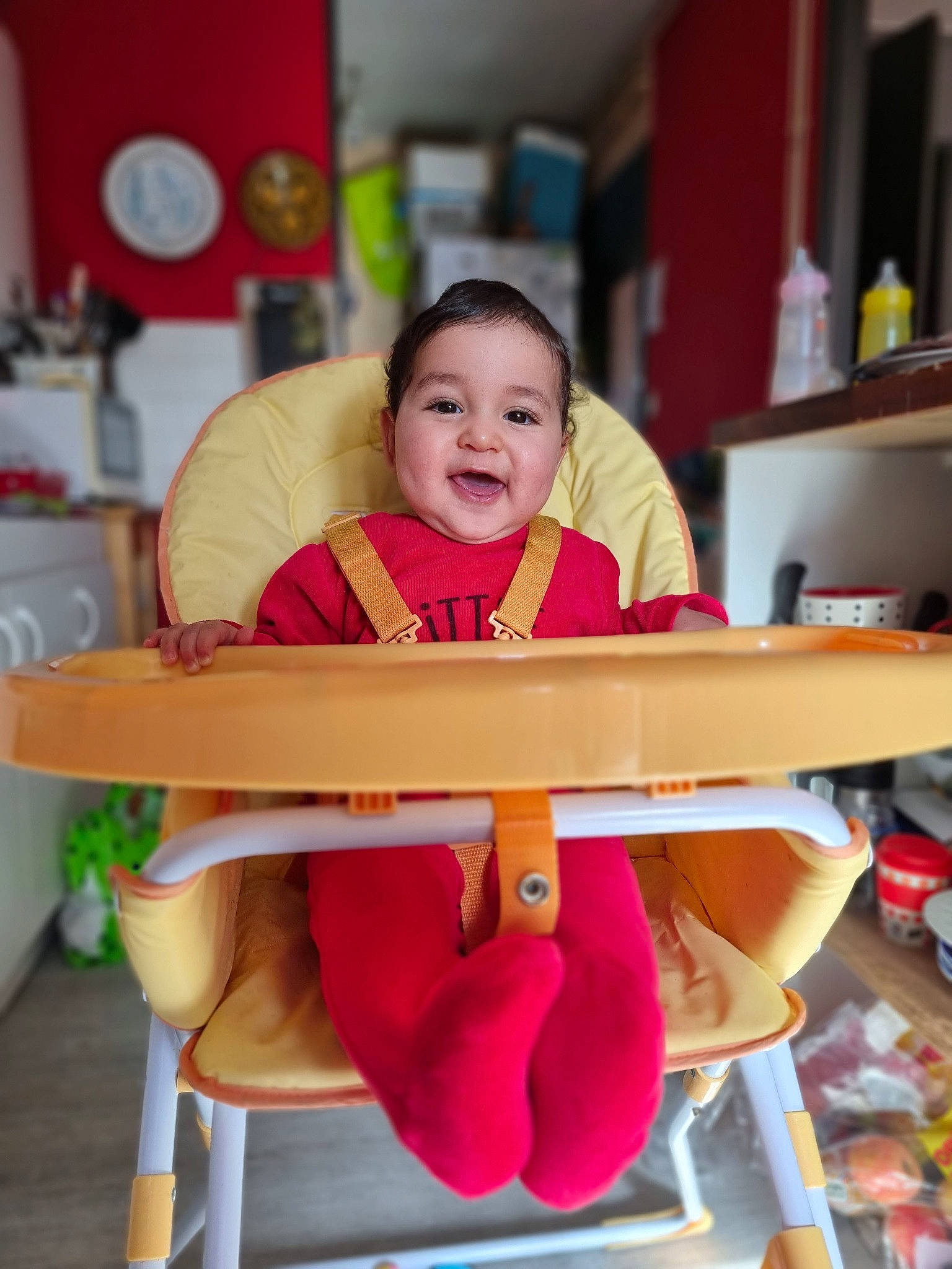 Malak participe au concours pour gagner de l'argent avec cette photo : baby, baby_toddler_clothing, chair, child, comfort, fun, happy, kindergarten, leisure, magenta, person, play, room, shelf, shelving, sitting, smile, t_shirt, table, toddler