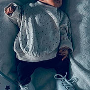 Esmée participe au concours pour gagner de l'argent avec cette photo : baby, newborn, sleeping, polka_dot, sweater, white_shoes, blanket, pillow, star_pattern, infant, cute, soft_texture, cozy, resting, indoors, child, footwear, clothing, person, peaceful