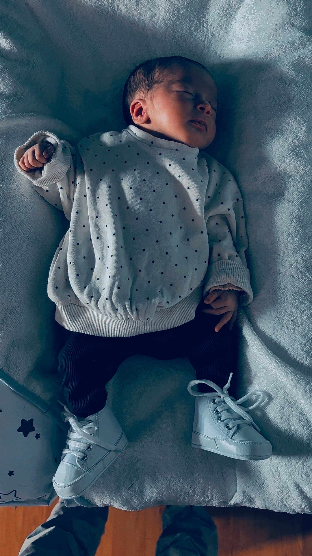 Esmée participe au concours pour gagner de l'argent avec cette photo : baby, newborn, sleeping, polka_dot, sweater, white_shoes, blanket, pillow, star_pattern, infant, cute, soft_texture, cozy, resting, indoors, child, footwear, clothing, person, peaceful
