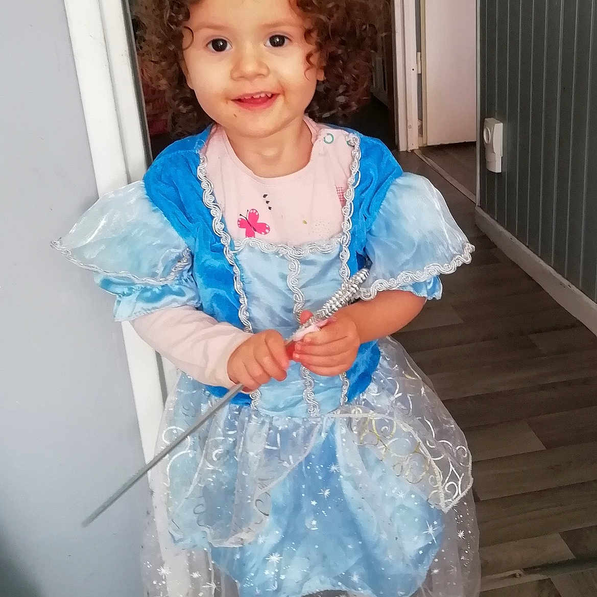 élyana participe au concours pour gagner de l'argent avec cette photo : child, costume, hair_accessory, headpiece, person, toddler