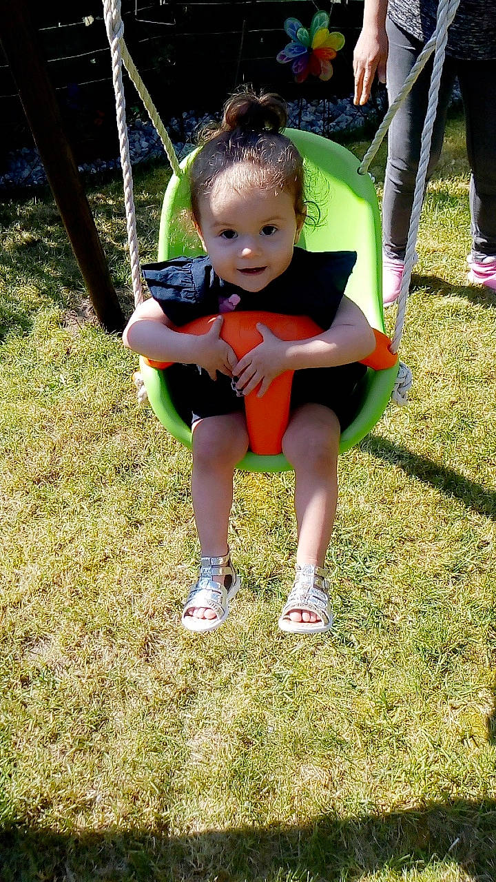 élyana a rejoint le concours — aidez-le/la à gagner de superbes lots ! child, grass, outdoor_play_equipment, person, play, playground, swing, toddler