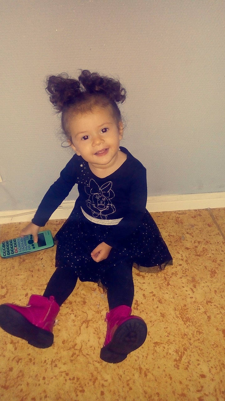 élyana a rejoint le concours — aidez-le/la à gagner de superbes lots ! cheek, child, cool, face, footwear, forehead, fun, head, joint, people, person, pink, play, purple, shoulder, skin, smile, snapshot, standing, tights