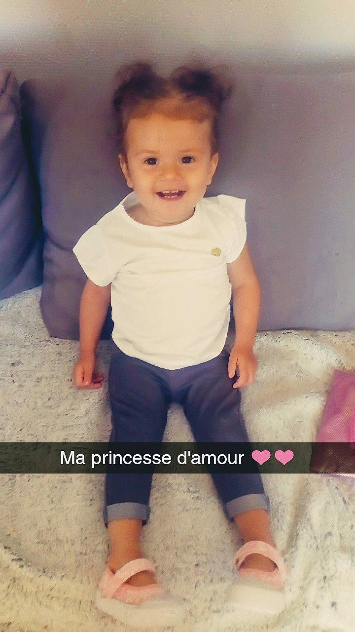 élyana participe au concours pour gagner de l'argent avec cette photo : arm, baby, baby_toddler_clothing, cheek, child, child_model, face, finger, fun, head, human, joy, leg, person, pink, product, sitting, skin, smile, standing