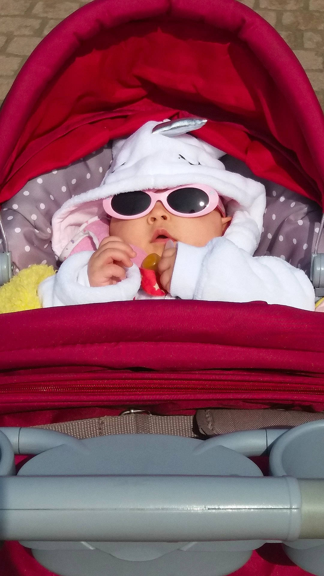 Aya a rejoint le concours — aidez-le/la à gagner de superbes lots ! cool, eyewear, fun, furniture, glasses, product, red, sitting, sunglasses, vision_care