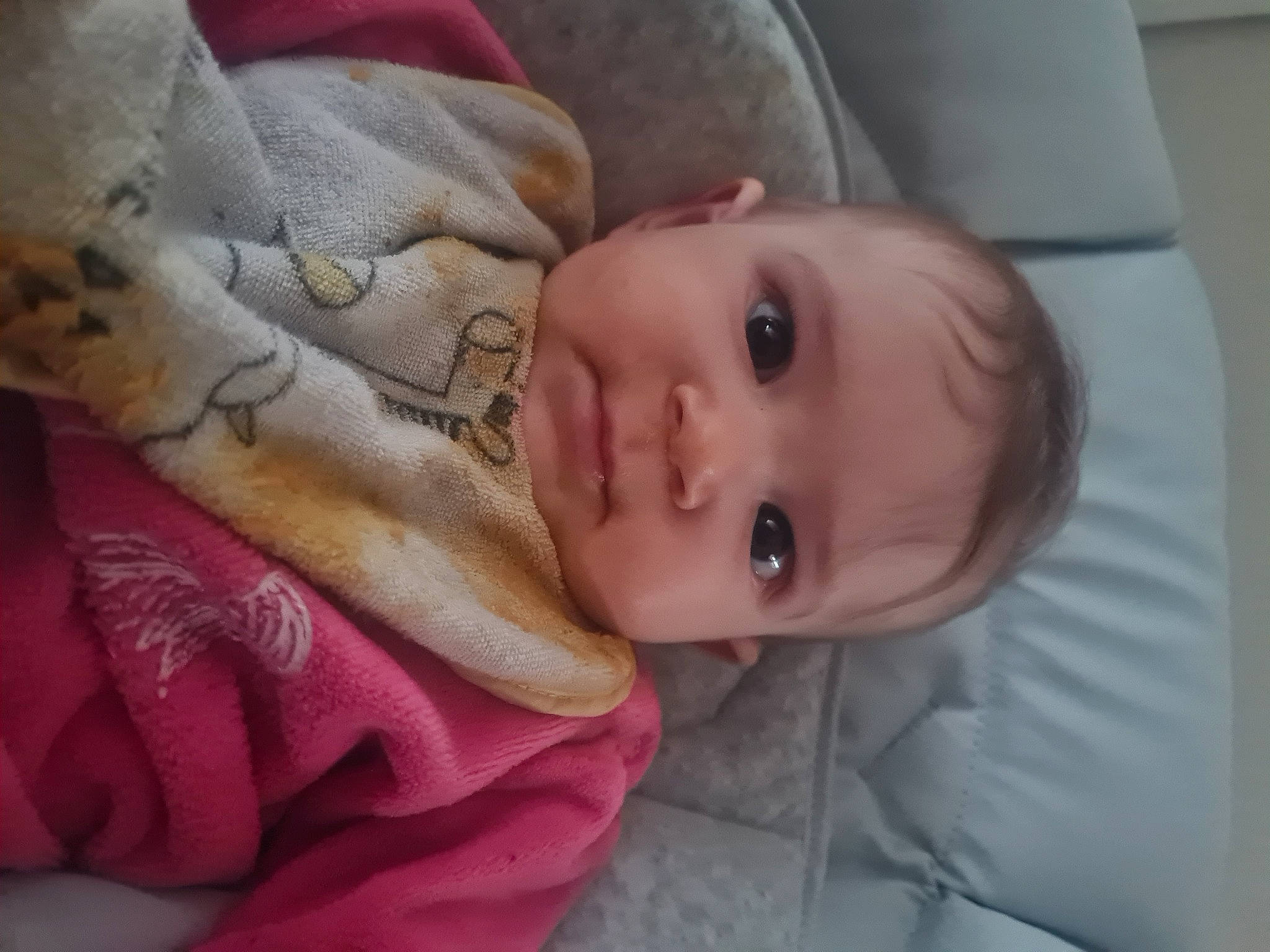 Naëlle participe au concours pour gagner de l'argent avec cette photo : baby, baby_products, baby_toddler_clothing, cheek, child, linens, lip, peach, person, pink, skin, textile, toddler