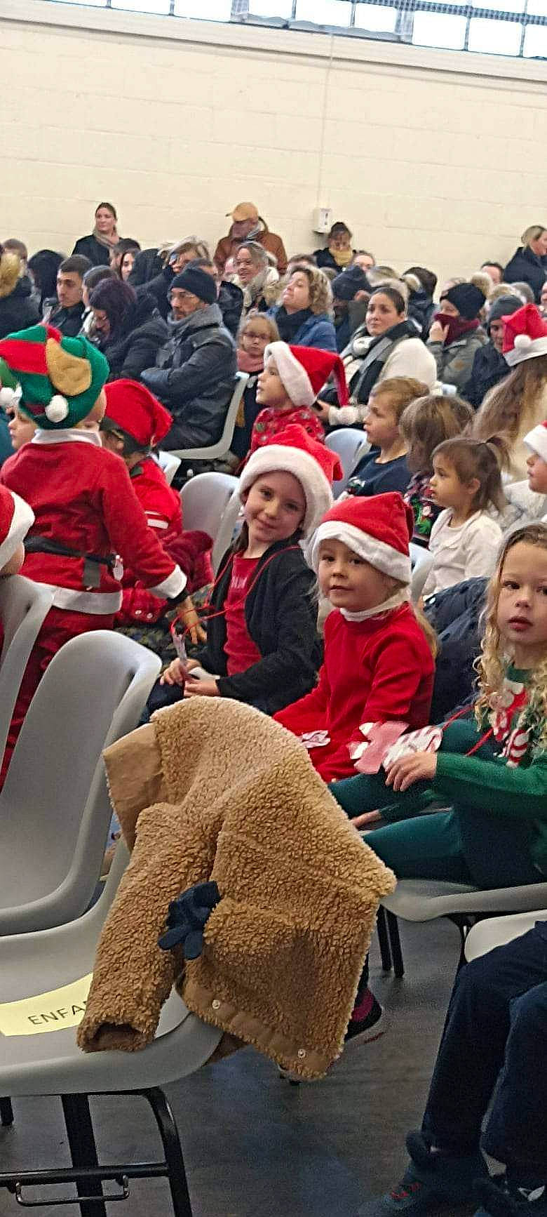 Alyssa participe au concours pour gagner de l'argent avec cette photo : audience, blurred, chair, comfort, crowd, event, fashion, fun, fur, hat, headwear, holiday, jacket, joy, lap, leisure, outerwear, person, product, recreation