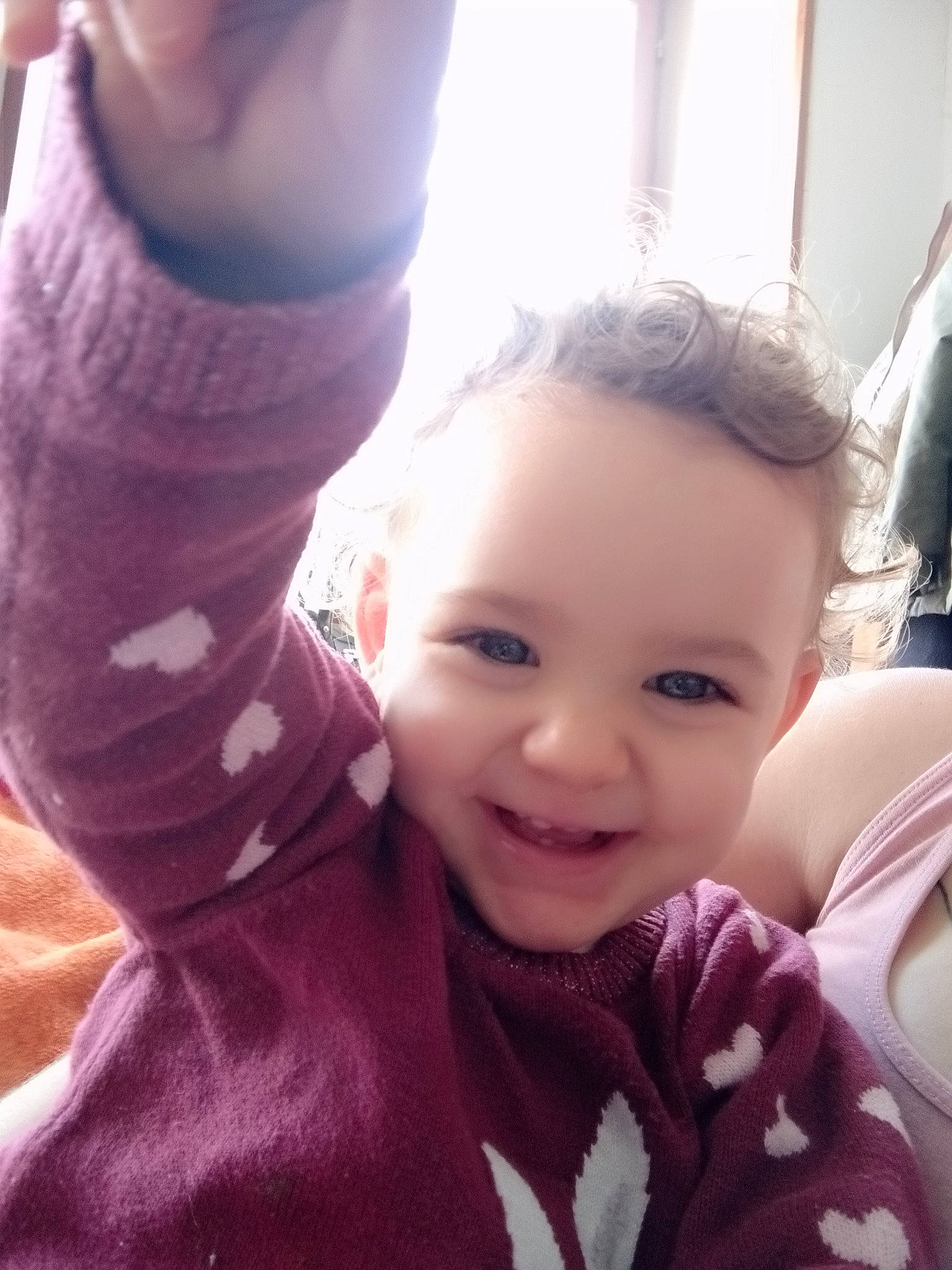 Amélia a rejoint le concours — aidez-le/la à gagner de superbes lots ! beauty, cheek, child, cool, ear, eyelash, finger, fun, gesture, hand, happy, human_body, joy, lip, morning, nose, person, skin, sleeve, smile