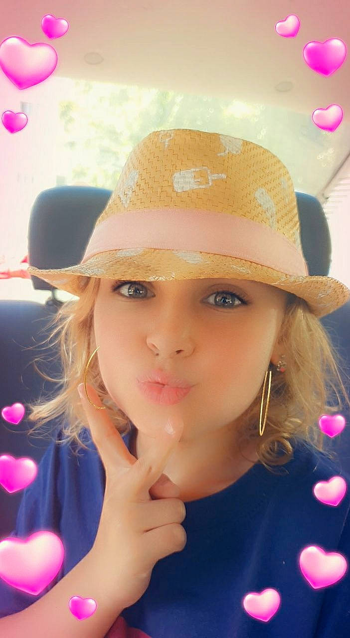 émy a rejoint le concours — aidez-le/la à gagner de superbes lots ! balloon, cap, cool, eyelash, fun, gesture, happy, hat, headgear, headwear, light, lip, magenta, person, photograph, pink, purple, skin, street_fashion, summer