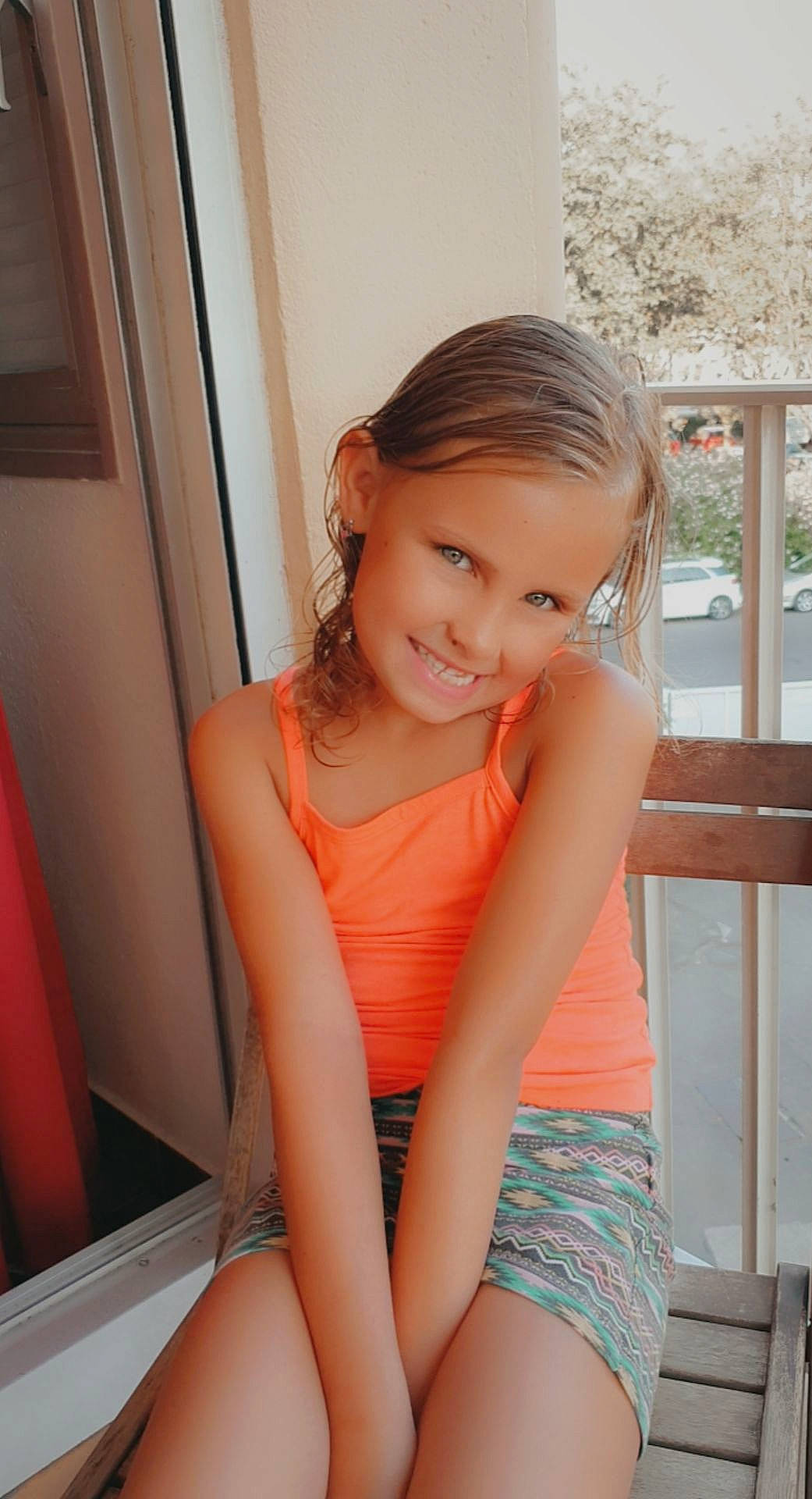 émy participe au concours pour gagner de l'argent avec cette photo : beauty, blond, flooring, fun, happy, human_leg, joint, joy, knee, leg, leisure, long_hair, muscle, person, pink, skin, smile, sportswear, swimwear, thigh