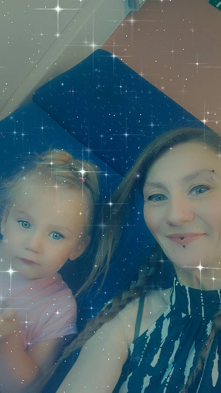 Inaya participe au concours pour gagner de l'argent avec cette photo : art, beauty, doll, electric_blue, event, eyelash, fashion_accessory, fashion_design, fun, happy, iris, joy, lip, organ, person, smile, snow, space, toy, white