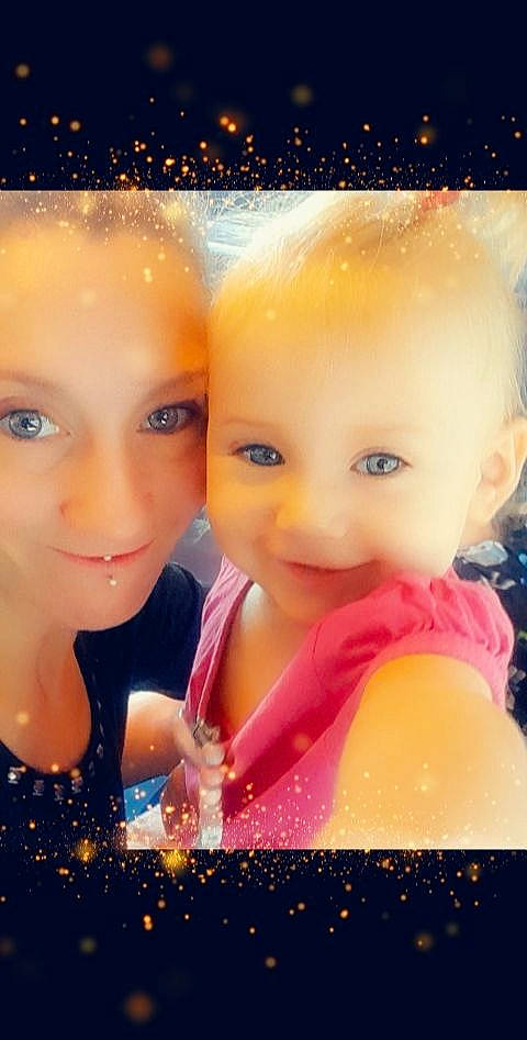 Inaya a rejoint le concours — aidez-le/la à gagner de superbes lots ! art, cheek, child, eyebrow, eyelash, facial_expression, flash_photography, fun, gesture, happy, joy, leisure, lip, love, magenta, nose, people_in_nature, person, photo_caption, pink