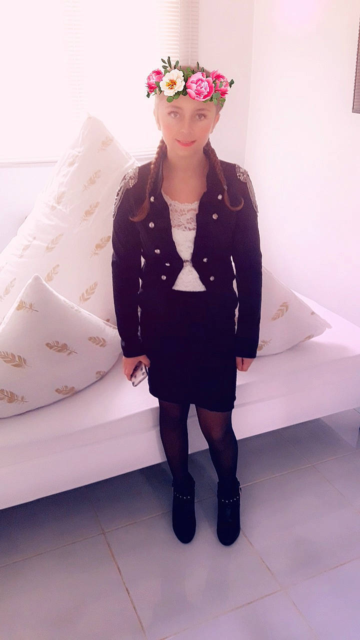Tamara a rejoint le concours — aidez-le/la à gagner de superbes lots ! blazer, blond, clothing, dress, fashion, fashion_accessory, footwear, headgear, headpiece, headwear, jacket, knee, leg, leggings, outerwear, person, pink, shoe, skin, sleeve