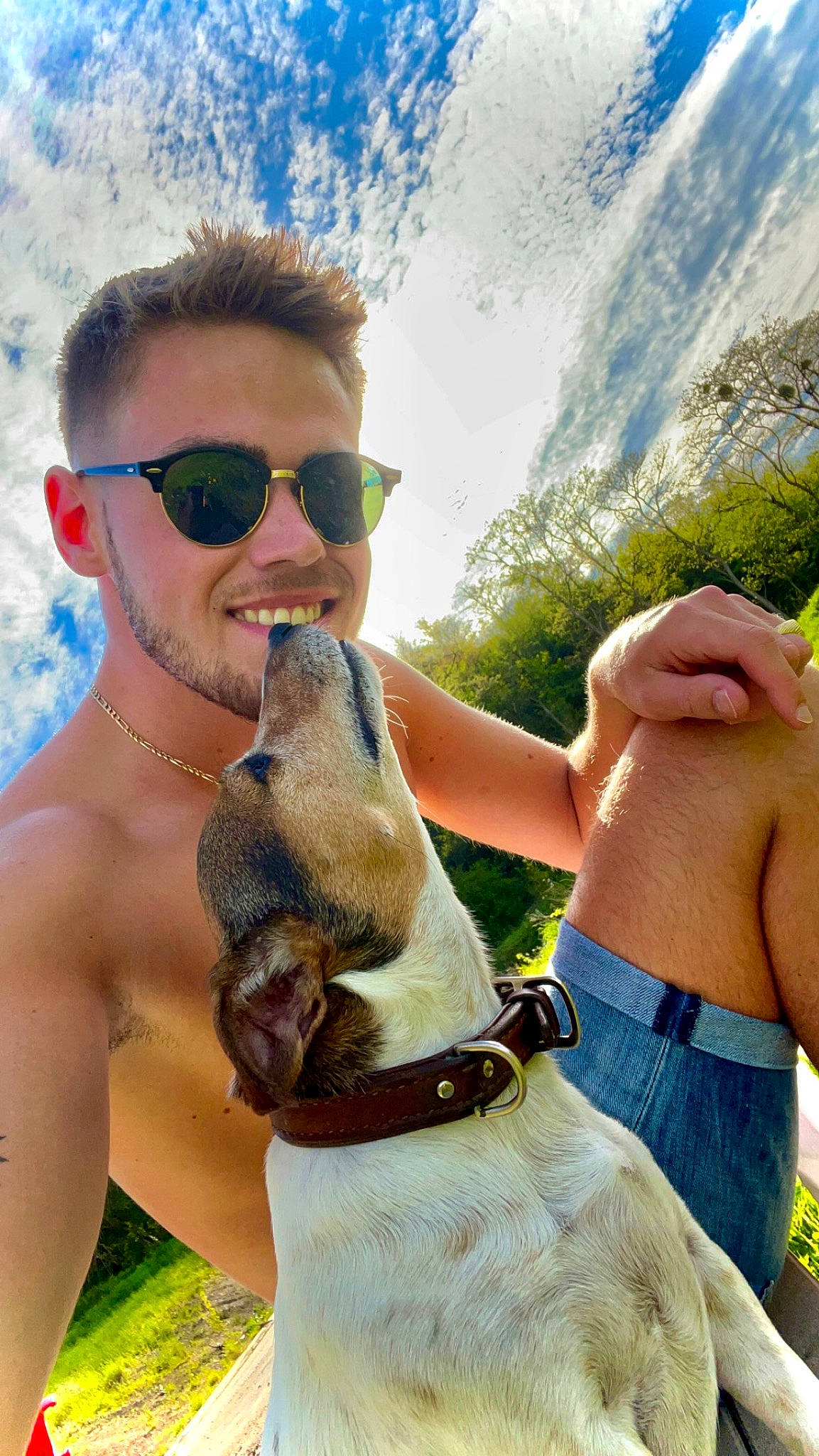 Quiera participe au concours pour gagner de l'argent avec cette photo : beard, carnivore, cool, dog, eyewear, fawn, fun, gesture, goggles, happy, leisure, mammal, people_in_nature, sky, smile, sunglasses, travel, trunk, vertebrate, vision_care