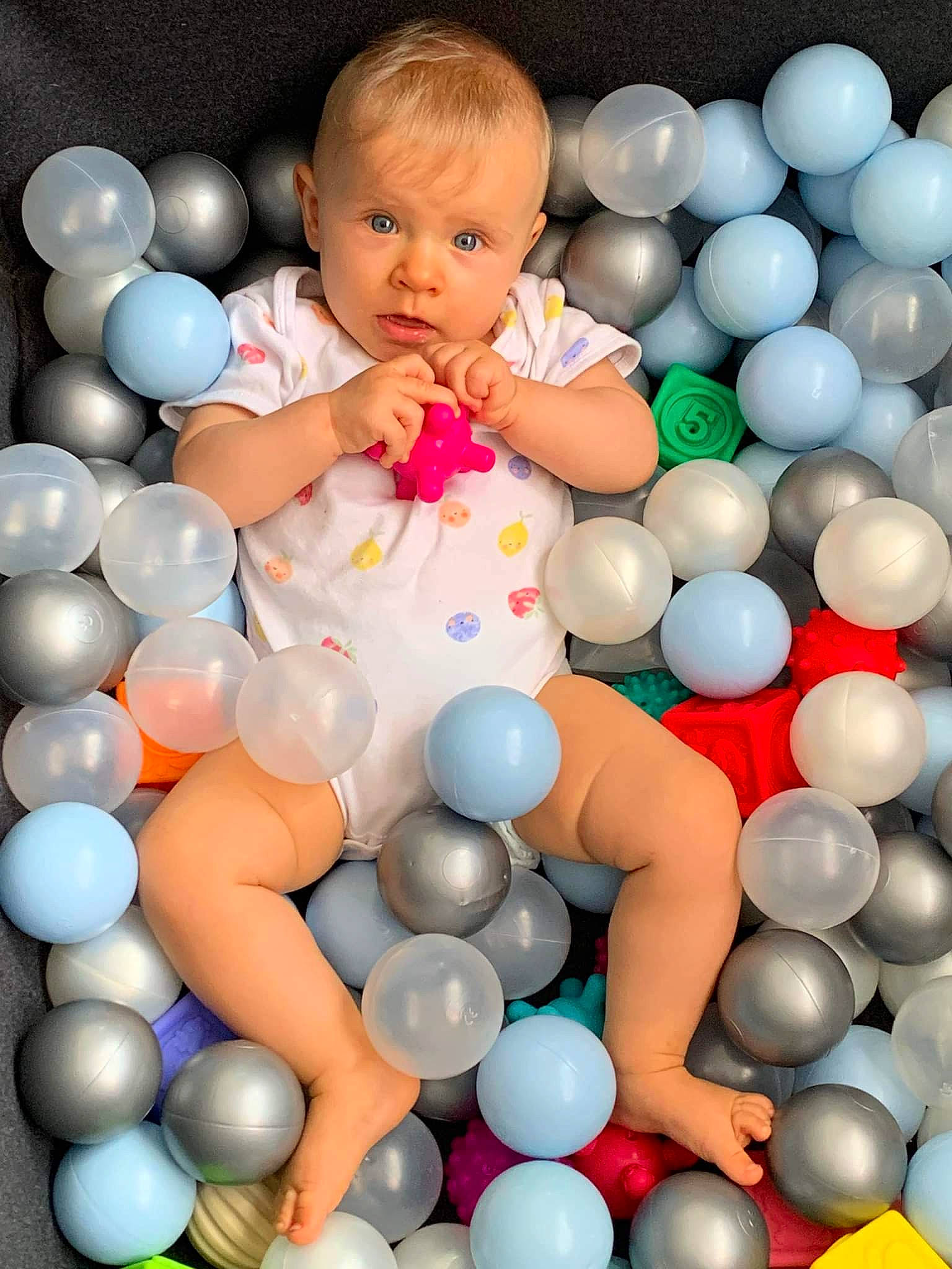 Jade participe au concours pour gagner de l'argent avec cette photo : baby, baby_toddler_clothing, balloon, beauty, child, design, event, fun, happy, leisure, party_supply, pattern, people, person, photograph, play, product, snapshot, toddler, toy