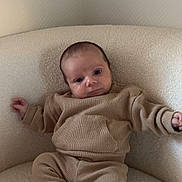 Livio a rejoint le concours — aidez-le/la à gagner de superbes lots ! baby, infant, child, sitting, armchair, beige_clothing, knitwear, cozy, comfortable, indoor, furniture, cute, expression, portrait, young, person, sock, relaxed, head, face
