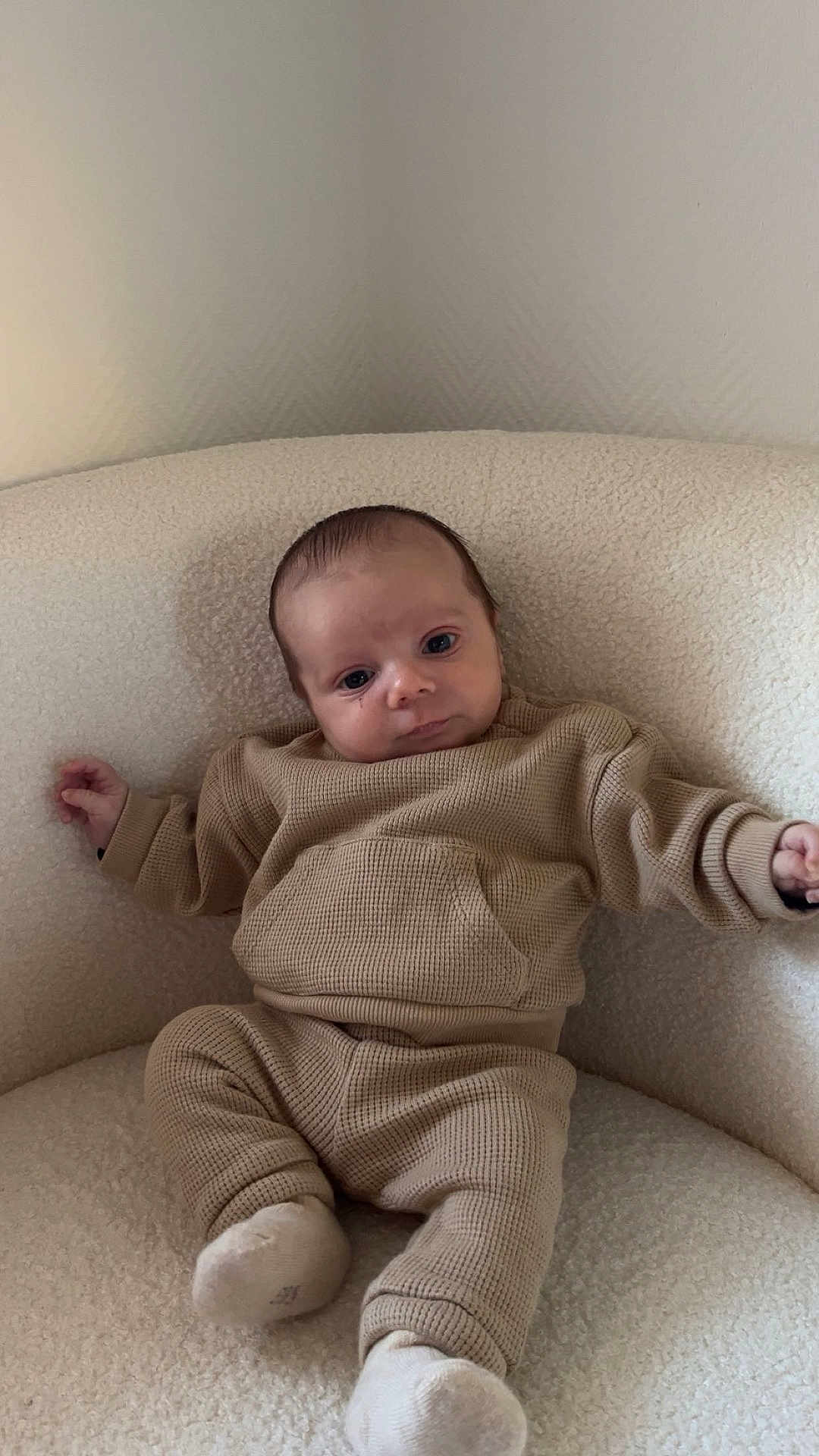 Livio a rejoint le concours — aidez-le/la à gagner de superbes lots ! baby, infant, child, sitting, armchair, beige_clothing, knitwear, cozy, comfortable, indoor, furniture, cute, expression, portrait, young, person, sock, relaxed, head, face