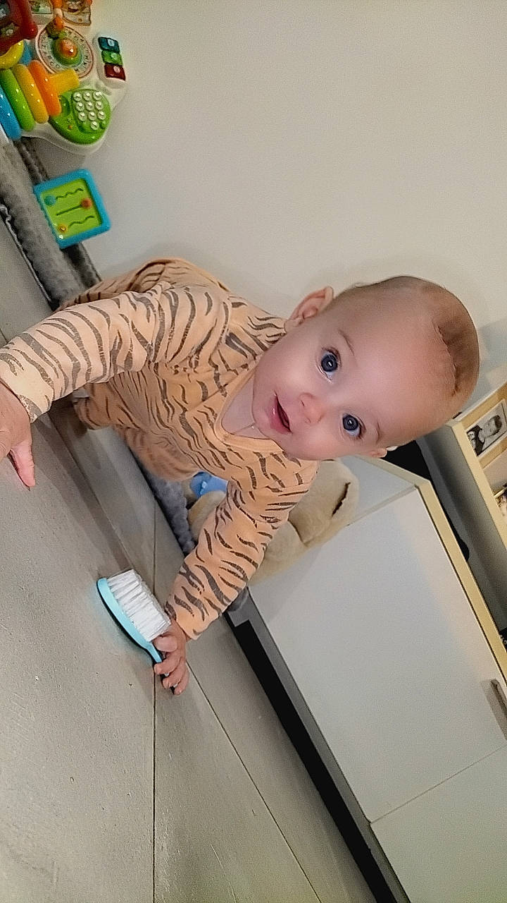 Matt participe au concours pour gagner de l'argent avec cette photo : baby, baby_products, baby_safety, baby_toddler_clothing, cheek, child, comfort, finger, floor, flooring, infant_bed, person, product, room, sitting, skin, sleeve, smile, standing, surprise