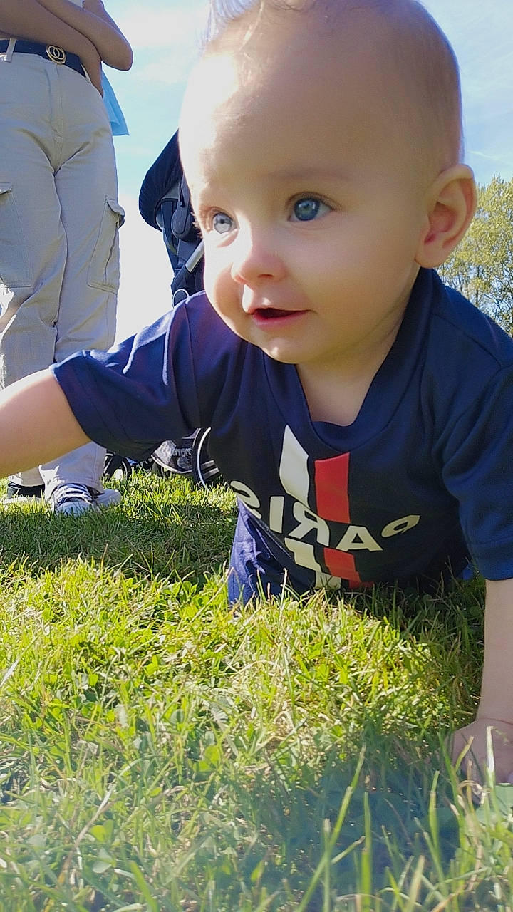 Matt a rejoint le concours — aidez-le/la à gagner de superbes lots ! baby_toddler_clothing, daytime, facial_expression, finger, fun, gesture, grass, hairstyle, hand, happy, head, leaf, nature, people_in_nature, person, plant, shirt, sunlight, t_shirt, toddler