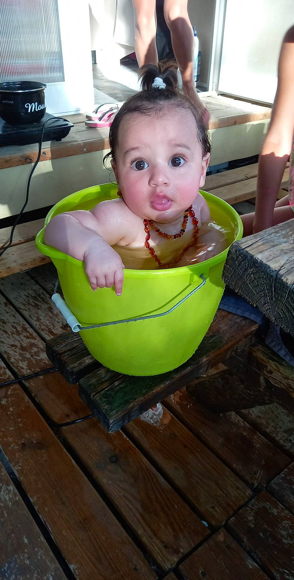 Inaya a rejoint le concours — aidez-le/la à gagner de superbes lots ! baby, baby_toddler_clothing, bathing, bib, cheek, child, computer_keyboard, eyelash, floor, flooring, hair, happy, hardwood, head, home_appliance, office_supplies, person, sitting, surprise, tableware