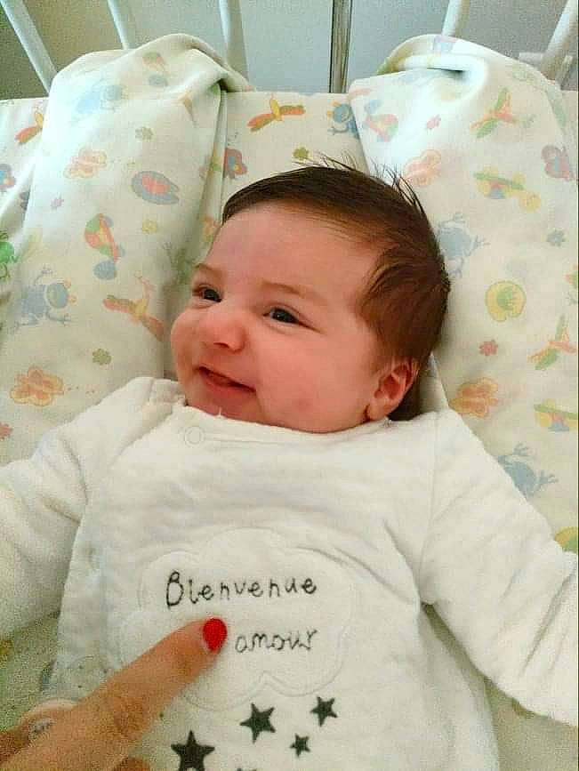 Livia a rejoint le concours — aidez-le/la à gagner de superbes lots ! baby, baby_products, baby_toddler_clothing, bedding, cheek, child, comfort, face, facial_expression, happy, head, linens, person, product, room, skin, sleeve, smile, t_shirt, toddler