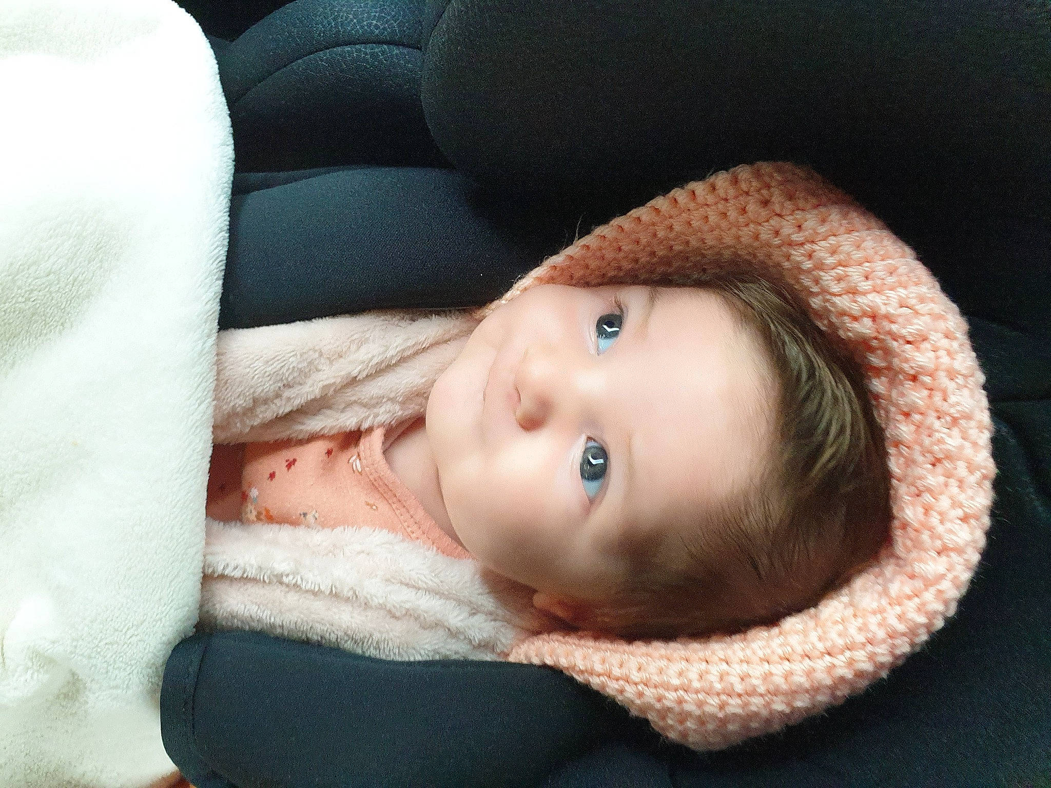 Livia a rejoint le concours — aidez-le/la à gagner de superbes lots ! baby, baby_toddler_clothing, cheek, close_up, comfort, eye, eyebrow, eyelash, fashion_accessory, flash_photography, headgear, human_body, iris, linens, lip, nose, person, sitting, skin, toddler