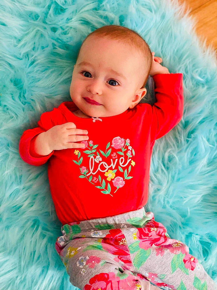 Célena a rejoint le concours — aidez-le/la à gagner de superbes lots ! aqua, azure, baby, baby_toddler_clothing, cheek, dress, face, grass, happy, head, orange, person, pink, product, red, skin, sleeve, smile, textile, toddler