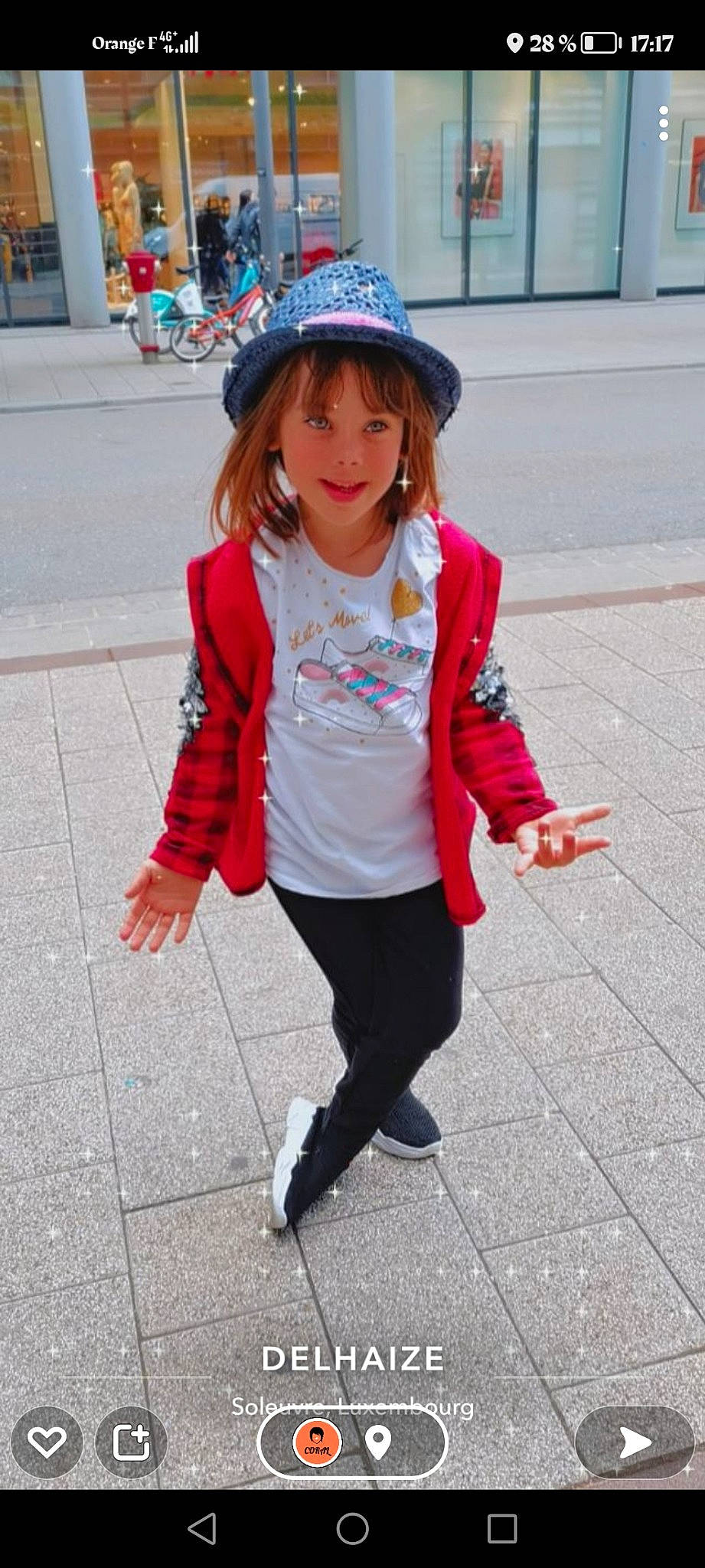 Luna participe au concours pour gagner de l'argent avec cette photo : blurred, cap, electric_blue, eye, face, hair, happy, hat, head, human_leg, leg, leisure, magenta, pattern, person, pink, sidewalk, sleeve, street_fashion, thigh