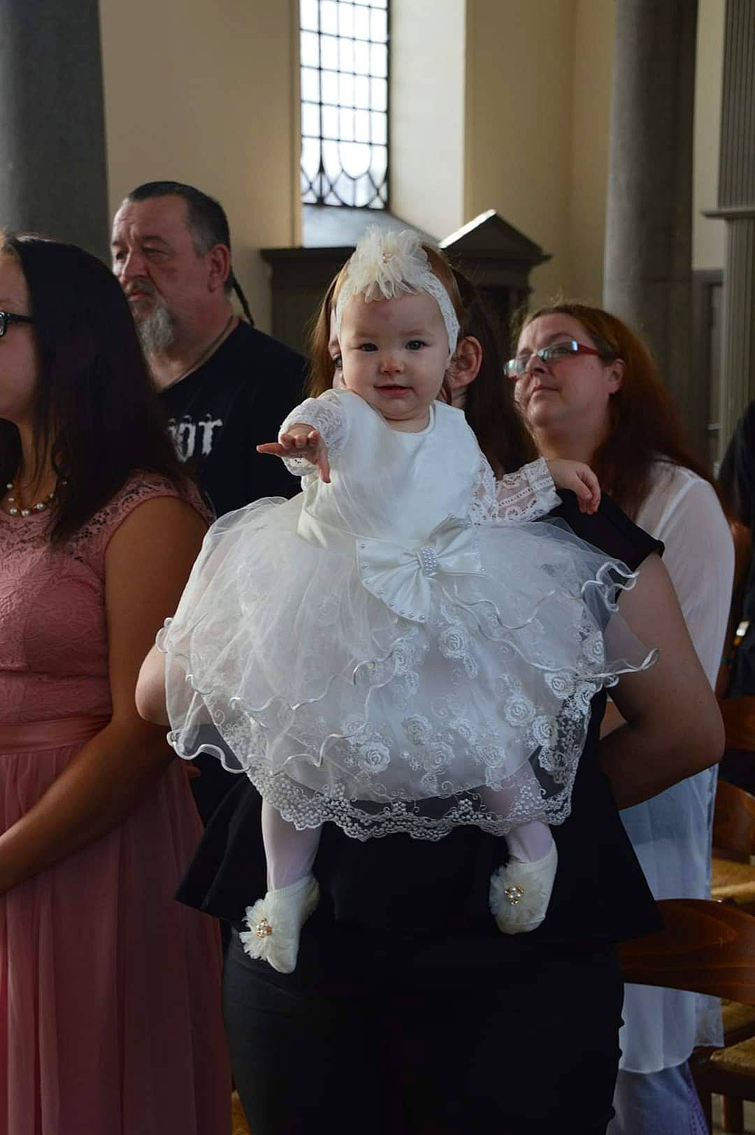 Malo a rejoint le concours — aidez-le/la à gagner de superbes lots ! bridal_accessory, bridal_clothing, bridal_party_dress, embellishment, event, facial_expression, fashion_design, formal_wear, fun, gesture, gown, hairstyle, happy, headpiece, iris, person, ritual, shoulder, toddler, tradition