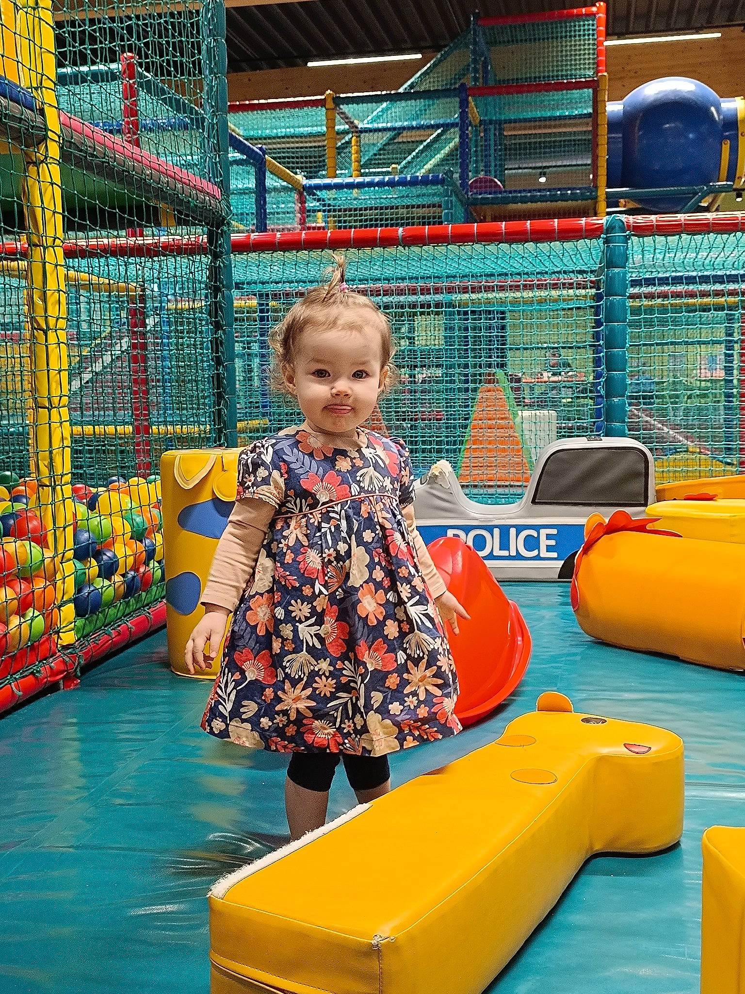 Malo a rejoint le concours — aidez-le/la à gagner de superbes lots ! amusement_park, amusement_ride, child, chute, city, event, fun, human_settlement, leisure, nonbuilding_structure, outdoor_play_equipment, person, play, playground, public_space, recreation, sitting, smile, toddler, water