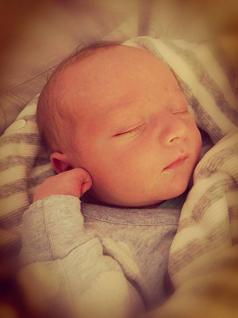 Livio a rejoint le concours — aidez-le/la à gagner de superbes lots ! baby, baby_sleeping, bedtime, cheek, child, chin, close_up, eye, face, forehead, head, lip, mouth, muscle, nap, nose, person, portrait_photography, skin, sleep