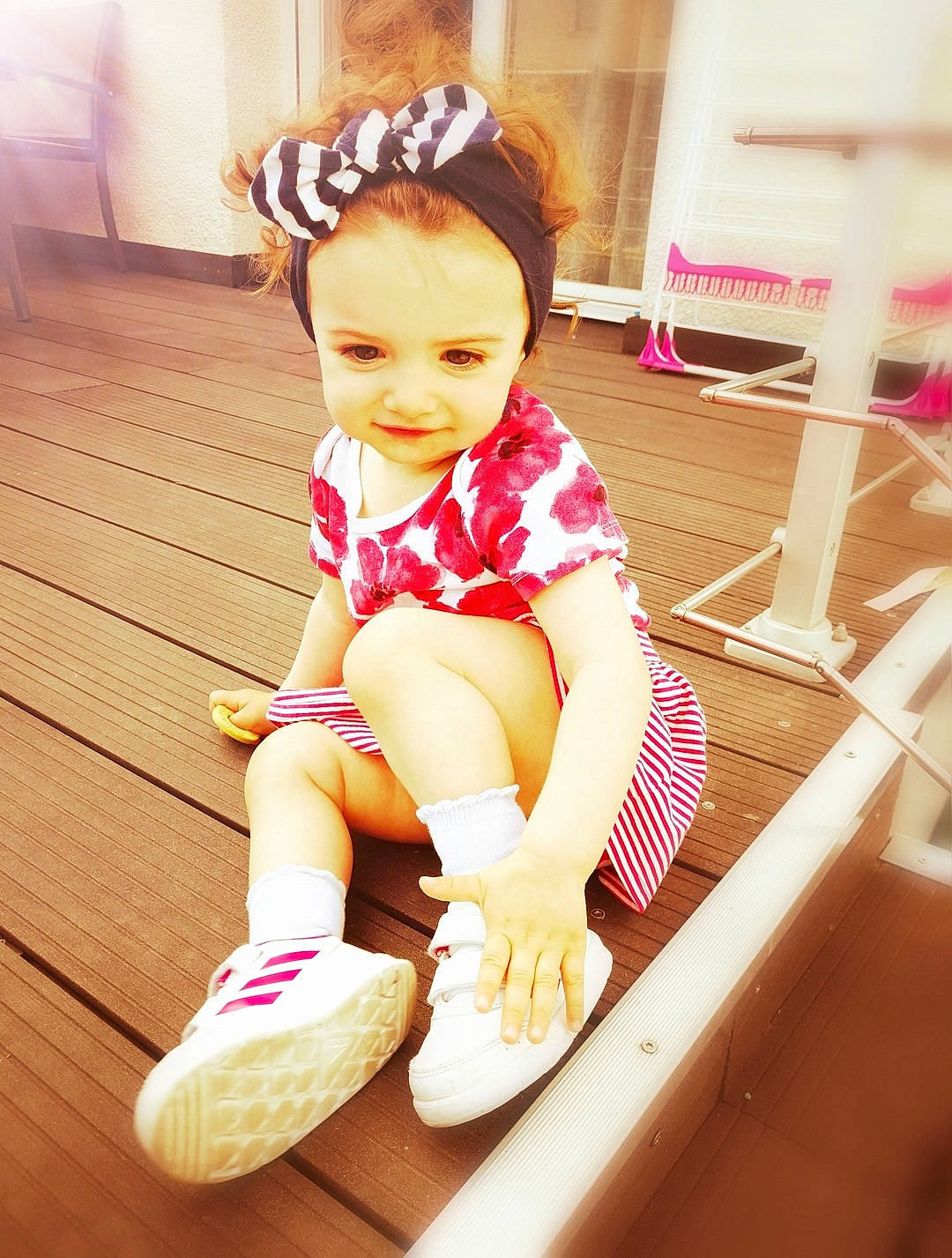 Gaby participe au concours pour gagner de l'argent avec cette photo : baby, beauty, child, child_model, ear, footwear, happy, joy, leg, person, pink, play, shoe, sitting, skin, smile, snapshot, toddler, yellow