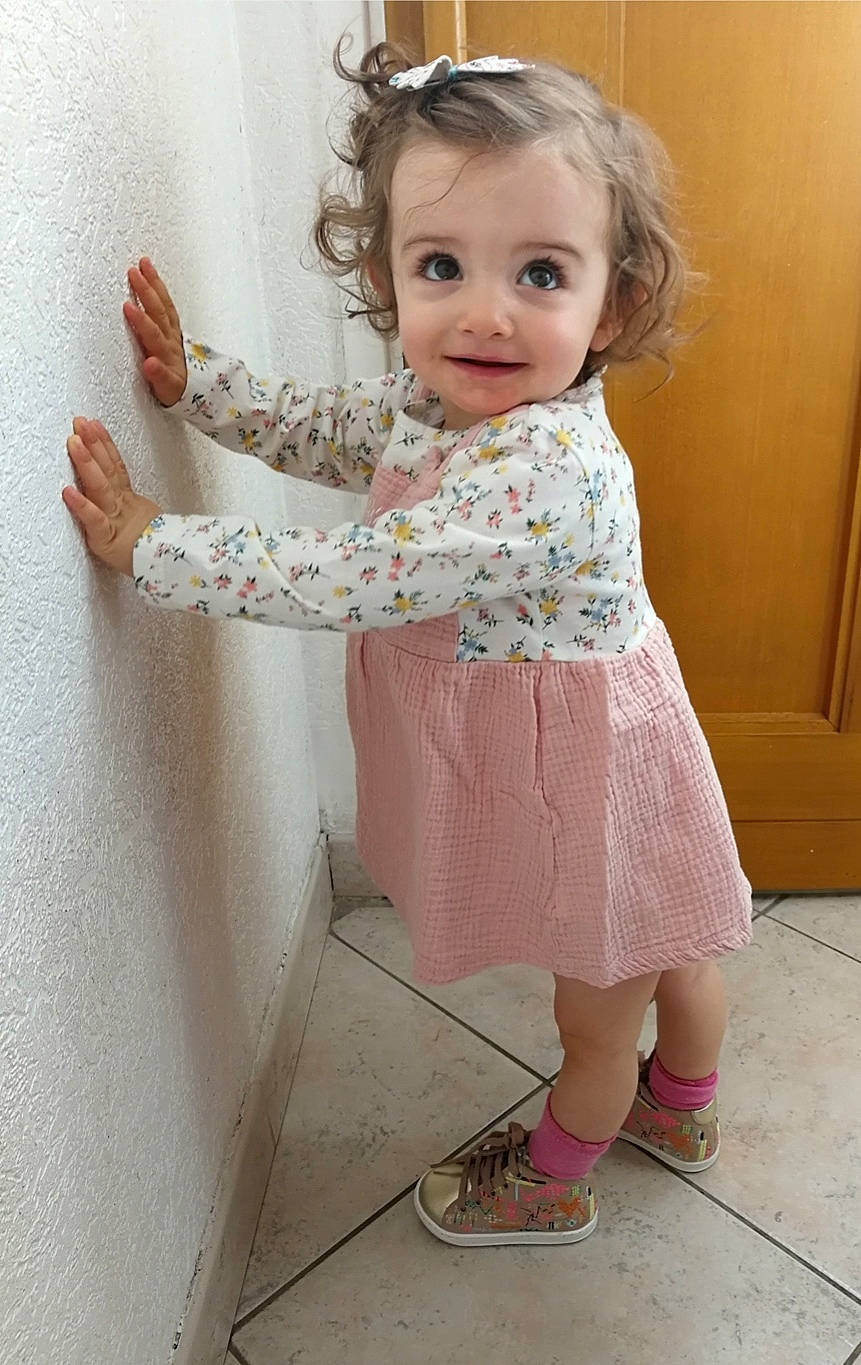 Gaby participe au concours pour gagner de l'argent avec cette photo : baby, baby_toddler_clothing, child, clothing, dress, hair_accessory, pattern, person, pink, sleeve, toddler