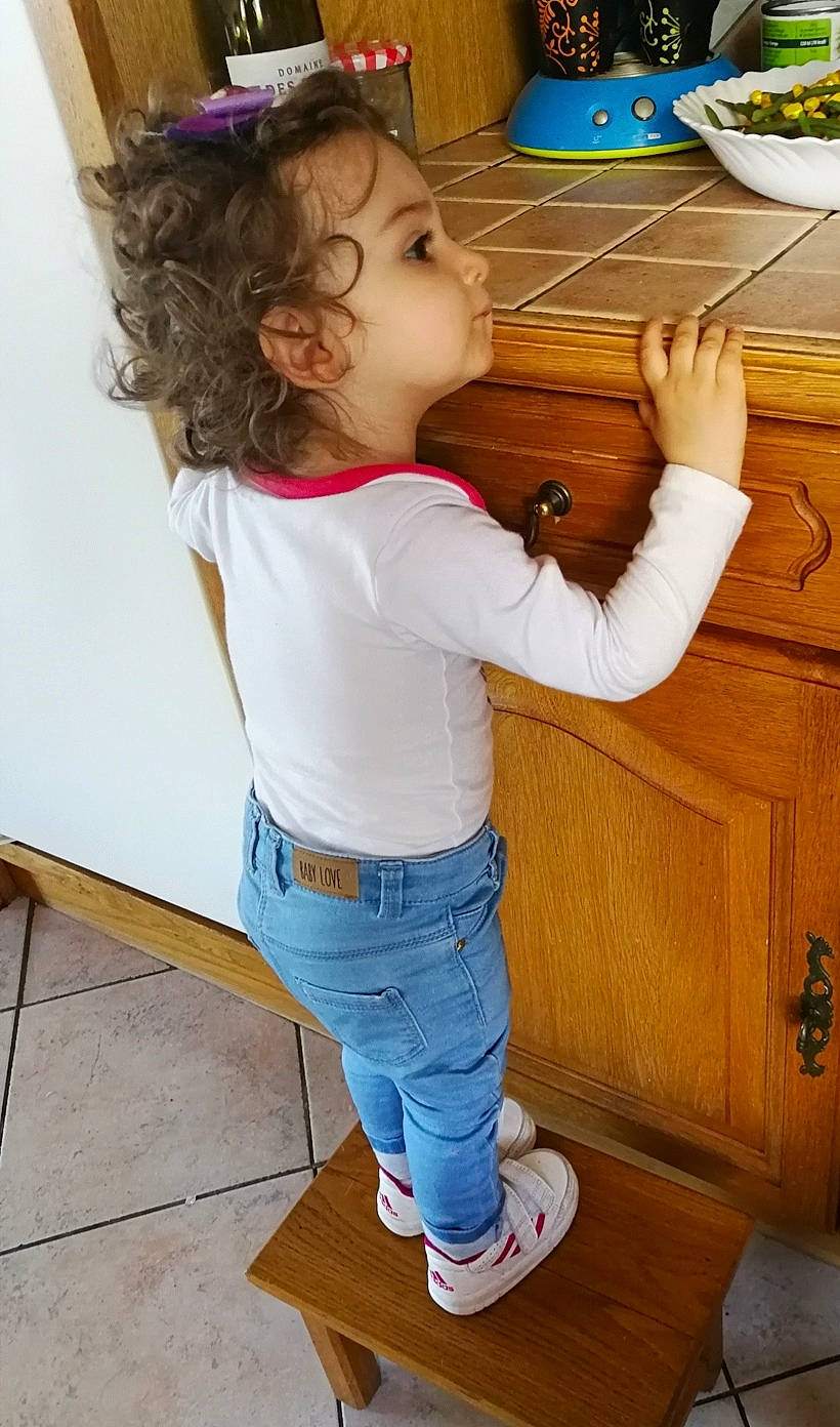 Gaby participe au concours pour gagner de l'argent avec cette photo : brown_hair, child, jeans, person, play, shoulder, standing, toddler