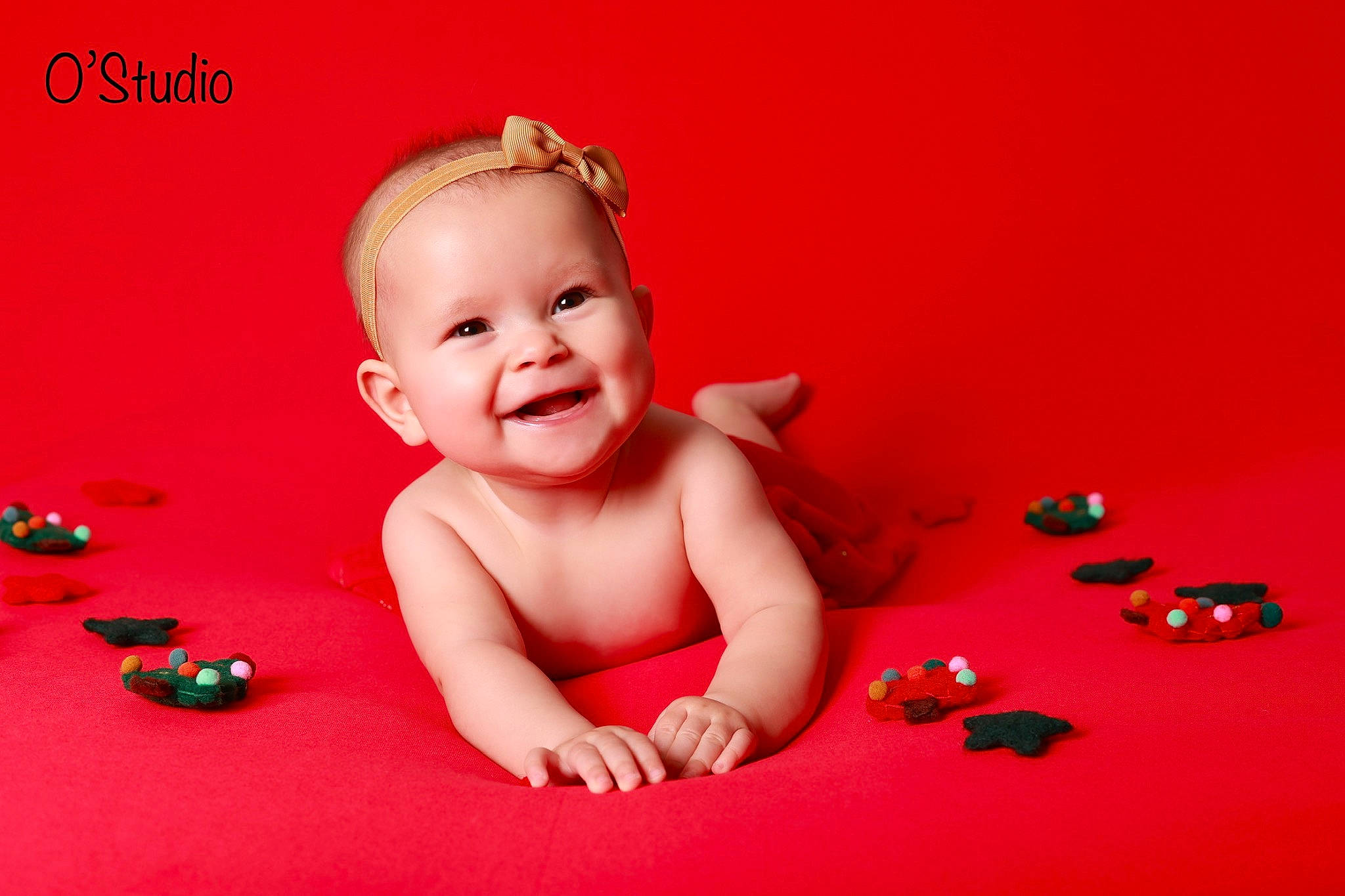 Moana a rejoint le concours — aidez-le/la à gagner de superbes lots ! baby, baby_toddler_clothing, carmine, cheek, child, facial_expression, finger, flash_photography, flooring, fun, happy, joy, laugh, magenta, person, pink, portrait_photography, sitting, skin, smile