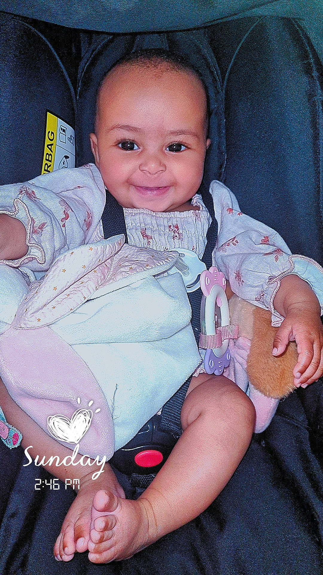 Mya a rejoint le concours — aidez-le/la à gagner de superbes lots ! baby, baby_carriage, baby_toddler_clothing, cheek, child, comfort, finger, hand, happy, iris, joy, lap, nail, person, pink, sitting, skin, sleeve, smile, thigh