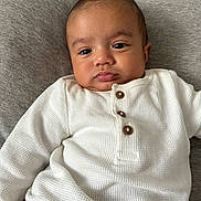 Shaï participe au concours pour gagner de l'argent avec cette photo : baby, buttoned_shirt, child, closeup, clothing, comfortable, cute, expression, face, gray_background, head, indoors, infant, looking, person, portrait, sitting, soft_texture, white_shirt, young