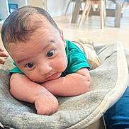 Ethan Paul a rejoint le concours — aidez-le/la à gagner de superbes lots ! baby, infant, child, face, eyes, green_shirt, blanket, cushion, tummy_time, lying_down, arm, hand, expression, cute, indoor, floor, dining_chairs, table, portrait, home