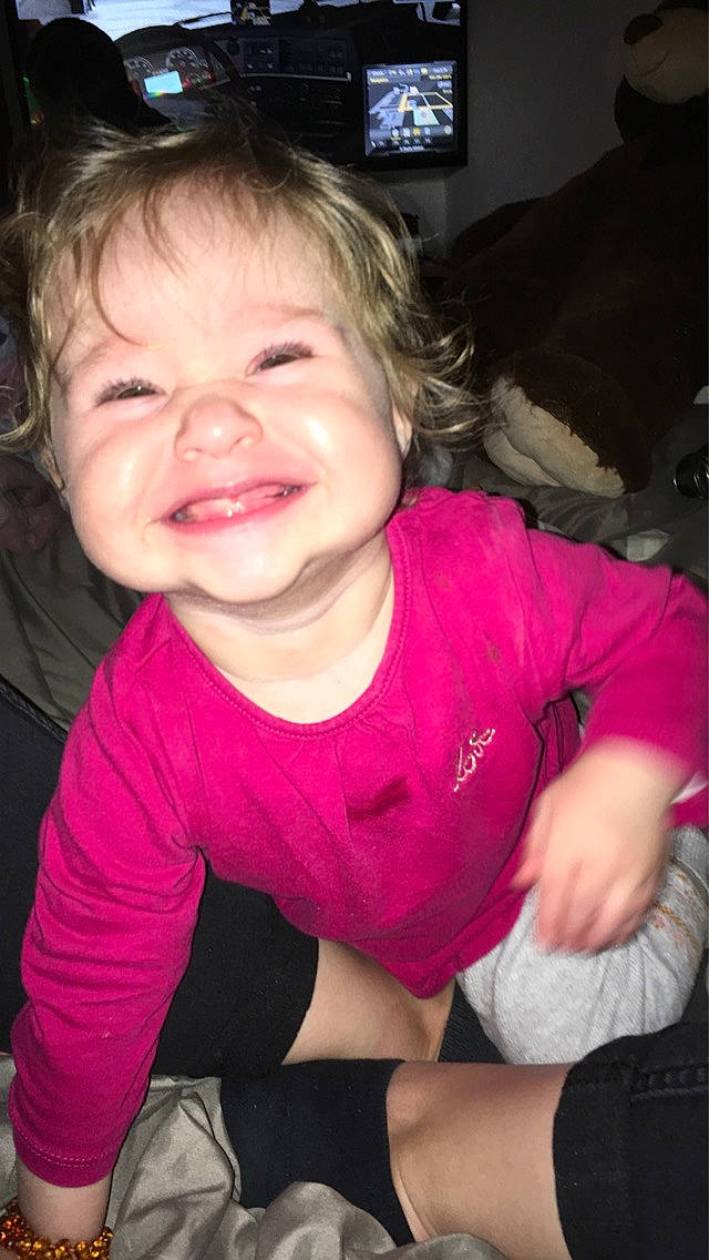 Naëlle participe au concours pour gagner de l'argent avec cette photo : arm, cheek, child, chin, eye, face, facial_expression, fun, head, joy, laugh, leg, lip, mouth, nose, person, pink, sitting, skin, smile