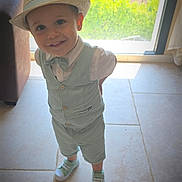 Vicenzo a rejoint le concours — aidez-le/la à gagner de superbes lots ! bow_tie, boy, child, cute, fashion, floor, happy, hat, indoor, light, person, portrait, shadow, shoes, shorts, smiling, standing, tile, vest, window