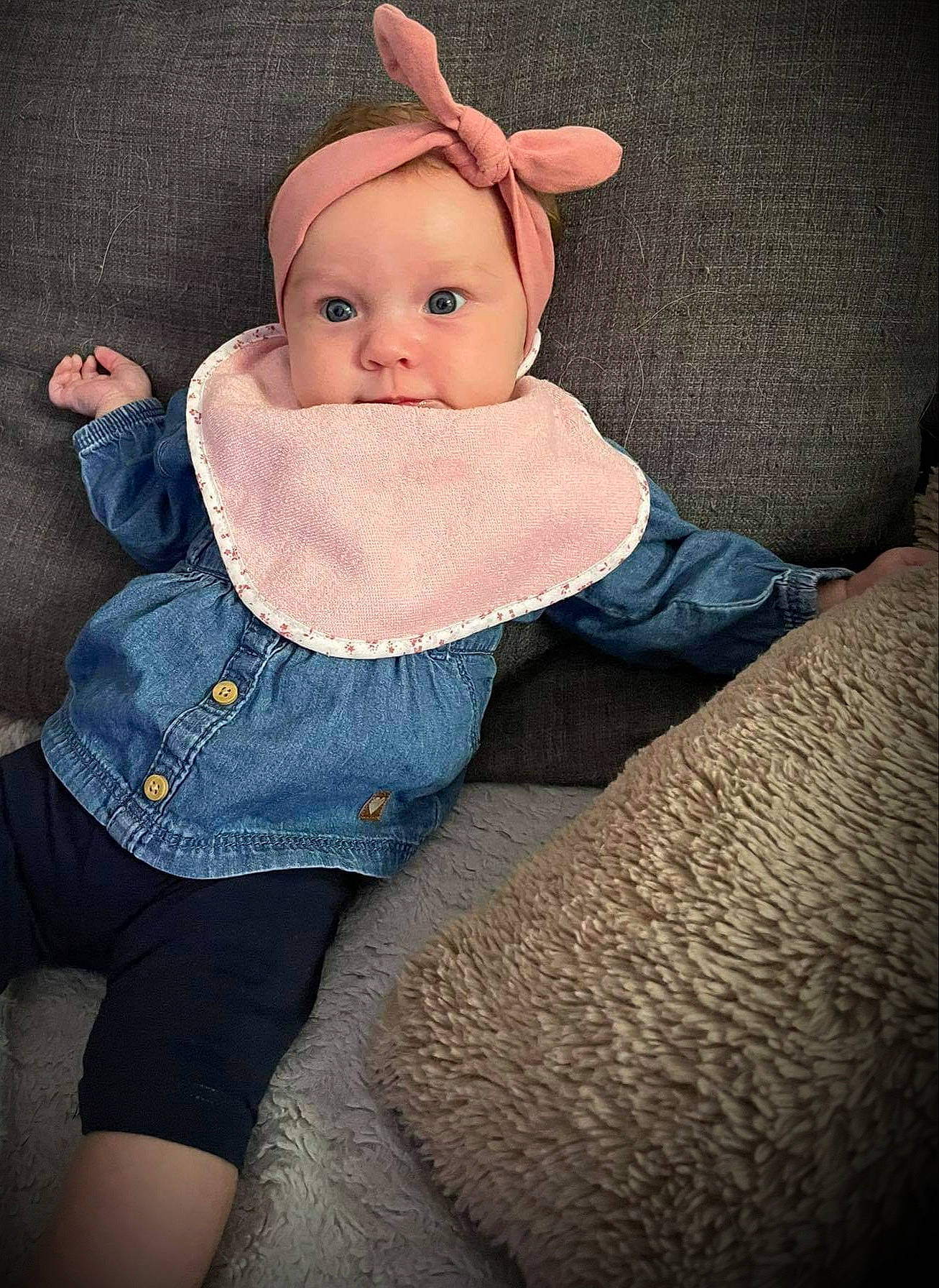 Chloé a rejoint le concours — aidez-le/la à gagner de superbes lots ! baby, baby_toddler_clothing, cap, child, comfort, costume_hat, doll, headgear, human_leg, iris, knit_cap, linens, pattern, person, skin, sleeve, stuffed_toy, thigh, toddler, toy